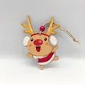 Detallado adorno de madera de reno navideño con cordel rústico para colgar en el árbol - Reno de Navidad (Ropa roja)