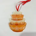 Decorazione natalizia in acrilico a ciotole impilate con stampa floreale arancione. - Arancione