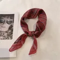 Petit foulard carré 58cm en coton et lin rouge avec imprimé tribal bohème élégant - Motif Tribal (Image Principale 1) / Rouge Rouille Géométrique