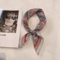 Petit carré de 58cm en coton et lin pour femme avec motif géométrique noué avec style chic - Motif Géométrique Lumineux (Image Principale 2) / Géométrique Rétro Multicolore