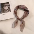 Écharpe carrée 58cm en coton et lin avec motif géométrique pour femme style artistique - Impression Géométrique (Image Principale 3) / Totem Bleu Ocre