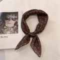 Petit foulard carré en coton et lin marron à pois blancs élégant pour femme - Pois Rétro (Image Principale 5) / Marron à Pois