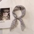Foulard carré 58cm en lin et coton gris clair avec motif à pois noirs noué élégant - Pois Classiques (Image Principale 6) / Gris Clair à Pois