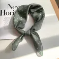 Petit foulard carré en coton et lin vert avec motif à pois blancs, dimension 58cm - Pois Frais (Image Principale 7) / Vert Foncé à Pois