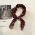Élégant foulard en coton et lin bordeaux à pois pour femmes, carré de mode de 58 cm. - Pois Classiques (Image Principale 9) / Rouge Vin à Pois