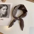 Bandana carré 58cm en coton et lin marron avec motif paisley blanc - Motif Paisley Géométrique (Image Principale 13) / 58*58cm / Brun Foncé