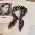 Écharpe carrée élégante de 58 cm en coton et lin à motif léopard pour femme en marron - Léopard à la Mode (Image Principale 16) / 58*58cm / Imprimé léopard