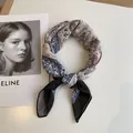 Foulard carré vintage en coton et lin imprimé paisley 58cm pour femme noeud élégant - Motif Paisley Bleu Foncé et Rouge (Image Principale 21) / 58*58cm / Blanc Crème avec Paisley Bleu Foncé et Rouge