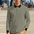 Man in een saliegroen poloshirt met lange mouwen en gestreepte kraag op een dakterras - S / Tops / Theegroen