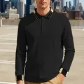 Detailweergave van zwart poloshirt met lange mouwen voor heren en gestreepte kraag. - S / Tops / Zwart