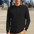 Buitenopname van een man die een zwart poloshirt met lange mouwen en kraag met patroon draagt - S / Tops / Zwart