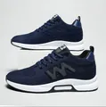 Atmungsaktive marineblaue Fly-knit Herren-Sneaker mit einer versteckter Erhöhung - 37 / Blau