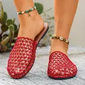 Eleganti ciabatte piatte rosse in rete traforata per donna in un ambiente di vacanza - 36 / Rosso