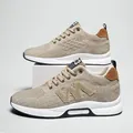 Atmungsaktive beige Herren-Sportschuhe aus Fly-Knit mit unsichtbarem Keilabsatz - 37 / Khaki