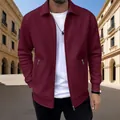 Vue détaillée d'une veste bordeaux pour homme avec col à revers, tissu texturé et zips. - Rouge Foncé