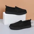 Par de mocasines negros de suela gruesa en un bloque de exhibición blanco mínimo. - 36 / Negro