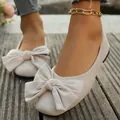 Vista dettagliata di ballerine in camoscio beige con un grande fiocco decorativo - 36 / Bianco avorio