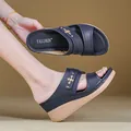 Sandales compensées bleu marine confortables pour femmes avec détails dorés élégants - 36 / Bleu foncé