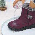 Detail van paarse waterdichte sneeuwlaarzen met imitatiebont die waterbestendigheid tonen - 35 / Rood