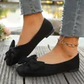 Dettaglio ravvicinato di ballerine nere casual da donna con un grande fiocco decorativo - 36 / Nero