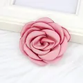 Vista dettagliata di una rosa camelia in tessuto rosa fatta a mano da 6 cm per vestiti - Pasta di Fagioli Chiaro (Spilla Piccola)