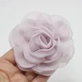 Primer plano de una rosa de organza lila de 8 cm con elegantes pétalos quemados - 6 Lavanda