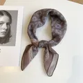 Élégant foulard carré en coton et lin marron de 58 cm avec motif géométrique blanc - Totem Folk Floral Géométrique (Image Principale 25) / 58*58cm / Marron Vintage avec Floral Géométrique Blanc