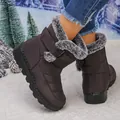 Close-up van bruine waterdichte snowboots met rand van imitatiebont en klittenband. - 35 / koffiekleur