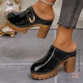 Zoccoli in vernice nera con tacco alto grosso, borchie e plateau da 9,5 centimetri - 35 / Nero