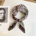 Petit foulard carré 58cm en coton et lin avec motifs floraux marron vintage pour femmes - Texture de Vague Florale Vintage (Image Principale 26) / 58*58cm / Combinaison Marron Foncé Beige Gris
