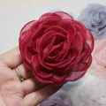 Detalle que muestra la textura de una flor de rosa de organza rojo oscuro de 8 cm. - 2 Burdeos