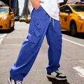 Pantaloni cargo blu pesanti a gamba larga da uomo in una strada con taxi gialli - Taglia S / Pantaloni e gonne / Blu
