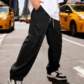 Dettaglio di pantaloni cargo pesanti neri da uomo in un stile streetwear urbano - Taglia S / Pantaloni e gonne / Nero