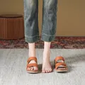 Sandales à compensées marron pour femmes avec brides croisées et semelle souple. - 38 / Chameau Clair