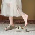 Sandales compensées élégantes vert sauge pour femmes avec surpiqûres fines et design mule - 38 / Vert clair