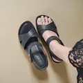 Sandales noires à plateforme pour femmes avec brides croisées et détails de boucles - 36 / Bleu foncé