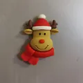 Détail d'un mignon aimant de réfrigérateur renne de Noël 3D avec une écharpe rouge - Aimant Renne Grande Taille