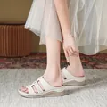 Sandales compensées beiges pour femmes avec détails de conception ajourés et cousus - 38 / Blanc Cassé