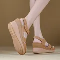 Sandales compensées marron confortables pour femmes avec boucles métalliques chic - 38 / Chameau Clair