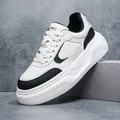 Primer plano de zapatillas gruesas para hombre en blanco y negro con suela de cuero premium - 38 / Negro y Blanco (8753)