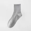 Chaussette en coton côtelé gris clair respirante pour homme de style minimaliste - Chaussettes mi-mollet / Gris