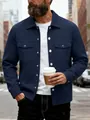 Gros plan d'une veste bleu marine coupe ajustée avec boutons simples et poches poitrine. - S / Hauts / Bleu marine