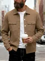 Close-up van een heren casual bruine jas met borstzakken en een knoopsluiting - Khaki
