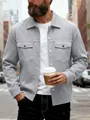 Gros plan d'une veste décontractée grise pour homme avec col à revers et poches - S / Hauts / Gris clair