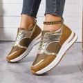 Vista dettagliata di sneaker marroni e oro con suola spessa indossate con jeans. - 36 / Marrone