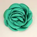 Spilla fiore camelia in raso verde da 12 cm fatta a mano per capelli e vestiti - Verde di Natale