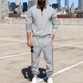 Grauer Herren-Trainingsanzug mit Stehkragen und stylischen Seitenstreifen für Sport - S / Oberteil und Hose / Hellgrau