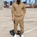 Khakifarbener Herren-Trainingsanzug mit Kontraststreifen und Halbreißverschluss - S / Oberteil und Hose / Camel