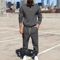 Premium-Herren-Trainingsanzug aus schwerem grauem Stoff mit Kontraststreifen-Details - S / Oberteil und Hose / Dunkelgrau