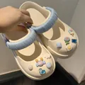Detailopname van gebroken witte Mary Jane klompen met afneembare macaron bedeltjes - Bedeltjes + Bandje Set / Blauwe Stijl